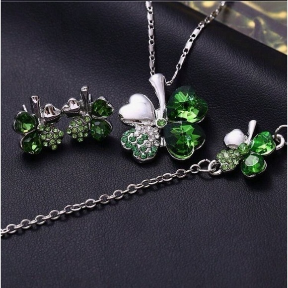 Stunning Green Crystal Irish Clover Necklace Earrings And Bracelet Set - Picture 2 of 2